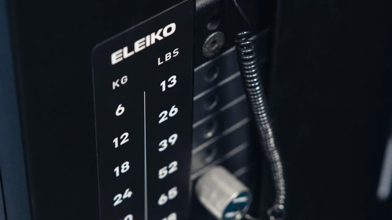 ELEIKO ラットプルダウンの重量表示付きウェイトスタック