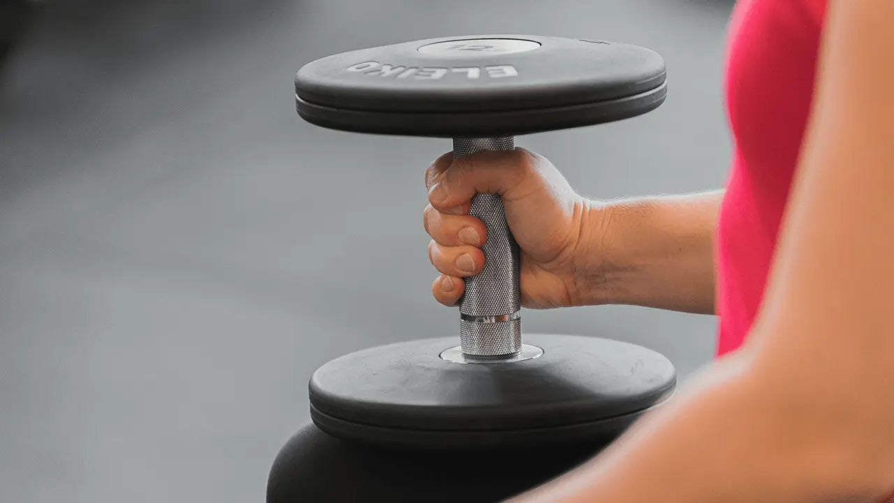ELEIKO プレートダンベルのハンドルを握る様子
