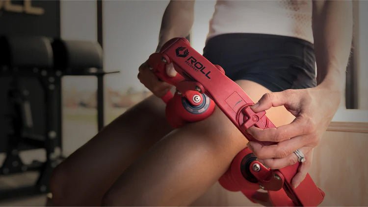 ROLL Recovery R8 Plusのダイヤルを操作し、圧力を調整する様子