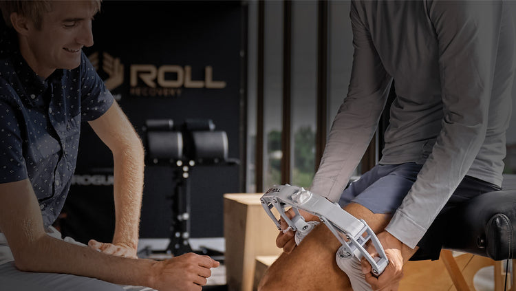 ROLL Recovery R8 Plusを使用して利用者の膝周辺をケアする様子