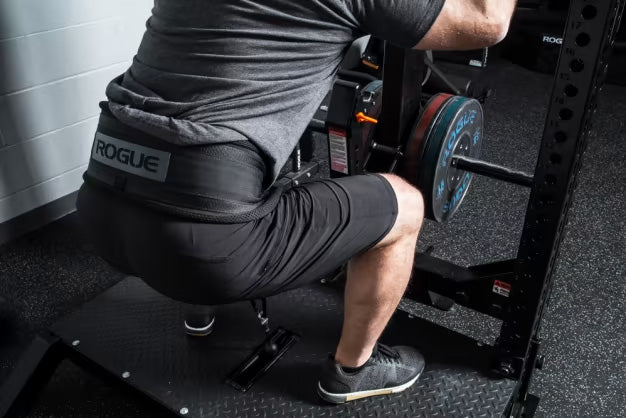 Rogue Multi Beltを装着してRhino Belt Squatでスクワットを行う使用例