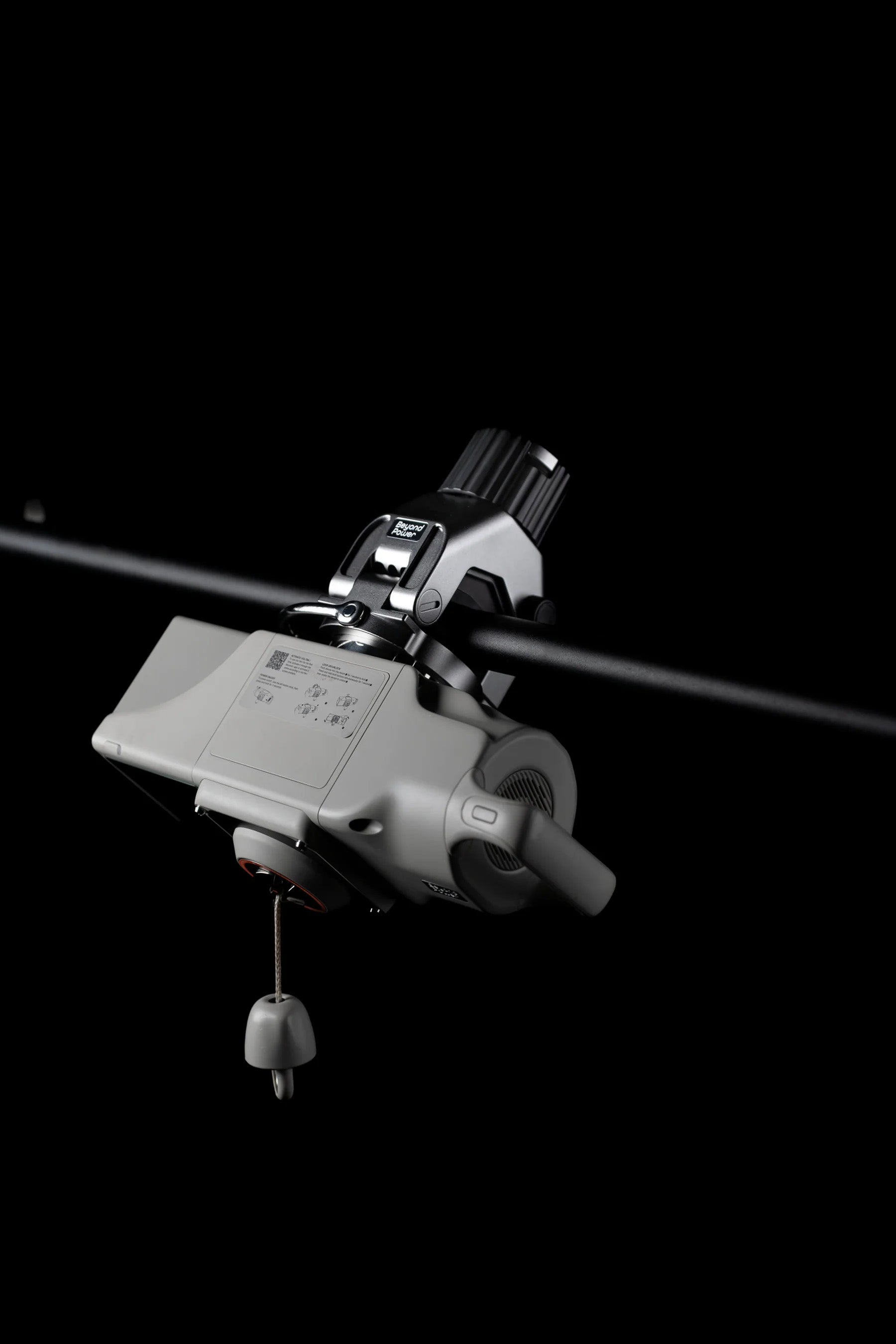 Beyond Power Adaptive Bar Mountをバーに固定したシルバーカラーの設置状態