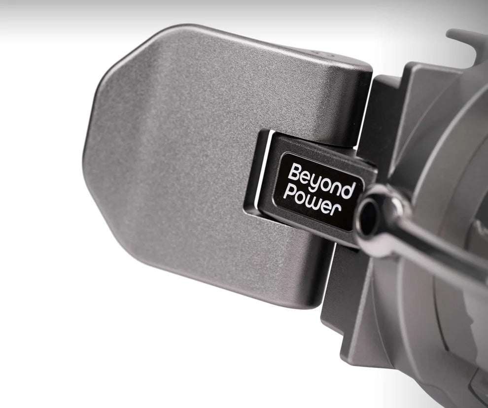 Beyond Power Adaptive Bar Mountのロゴ部分を拡大したシルバーカラーのディテール